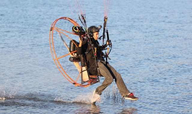  Motorschirm-Landung auf dem Wasser 